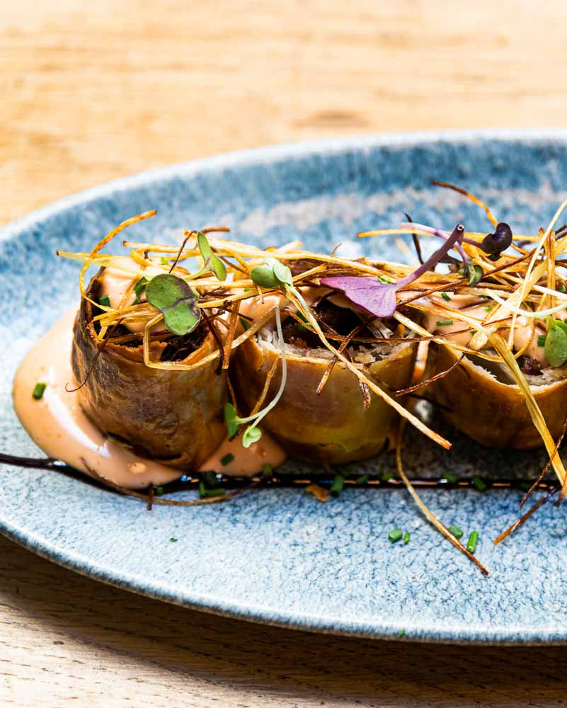 Beef rolls and spicy mayonnaise 