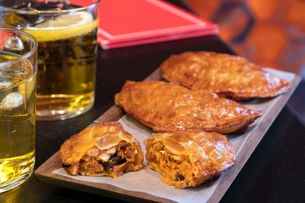 Empanadilla de atún, huevo y aceitunas negras