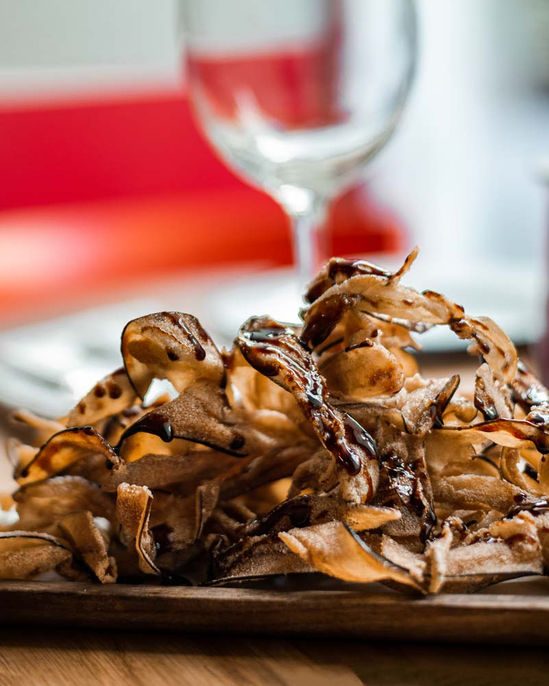 Berenjenas fritas con miel de caña, muy crujientes 