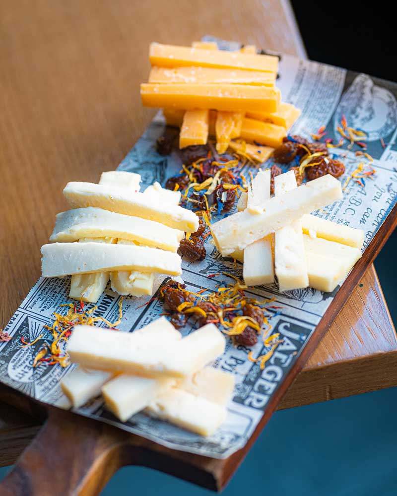 Tabelle mit europäischen Käsesorten und einigen „Canta grullas“