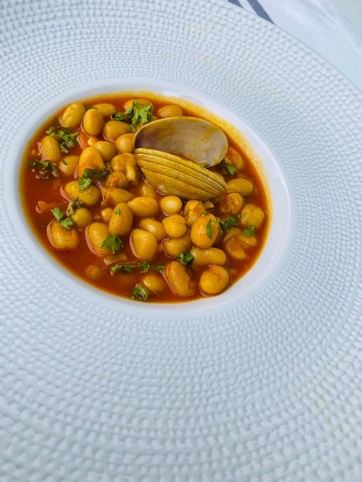 Pochas con langostinos y almejas 