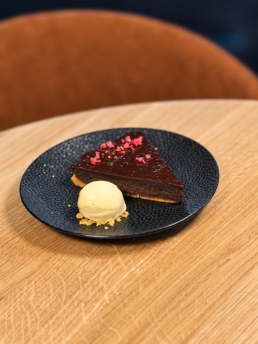 Torta al cioccolato cremosa con gelato all'arancia e olio extravergine d'oliva