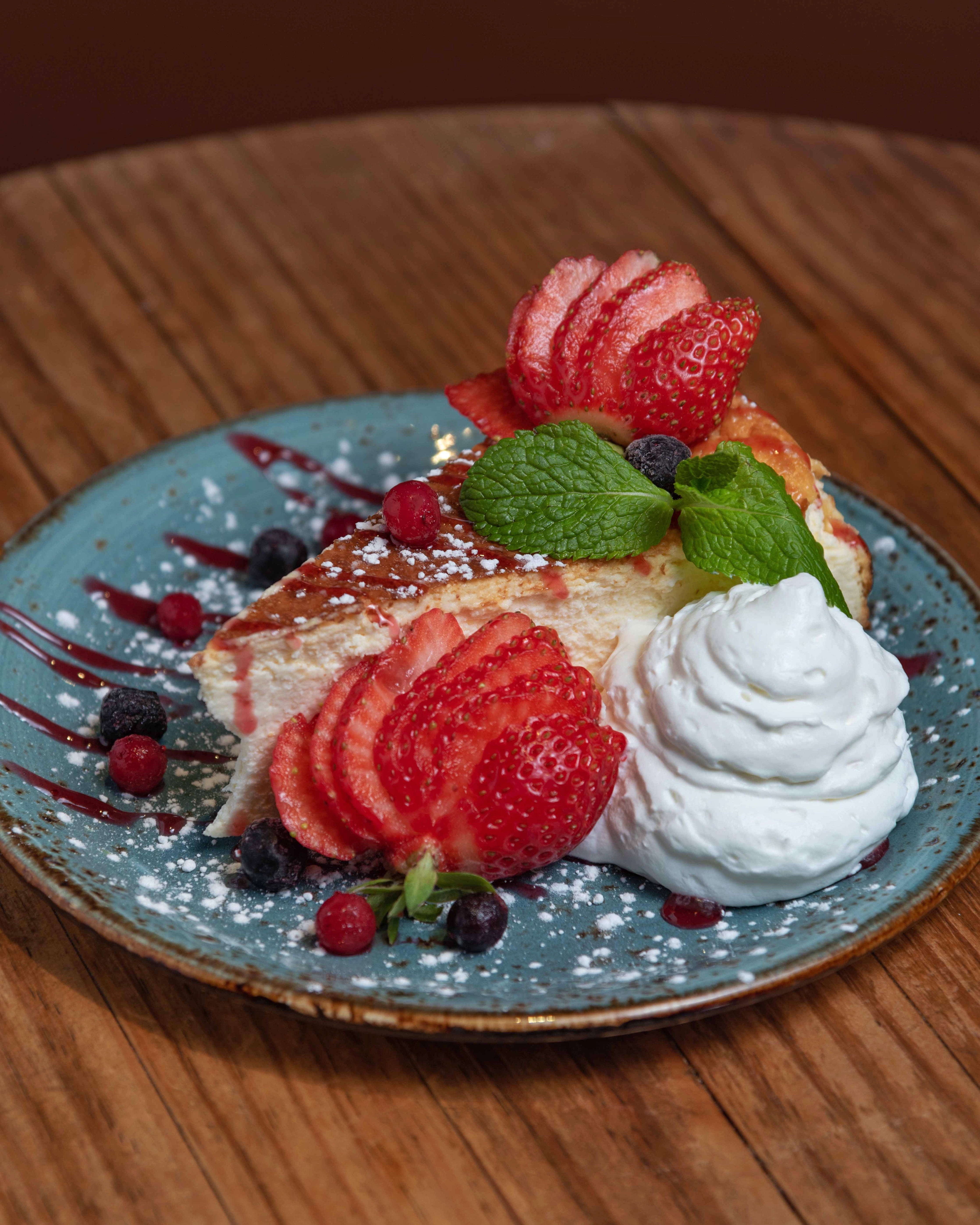 Tarta de queso casera con salsa de frutas del bosque