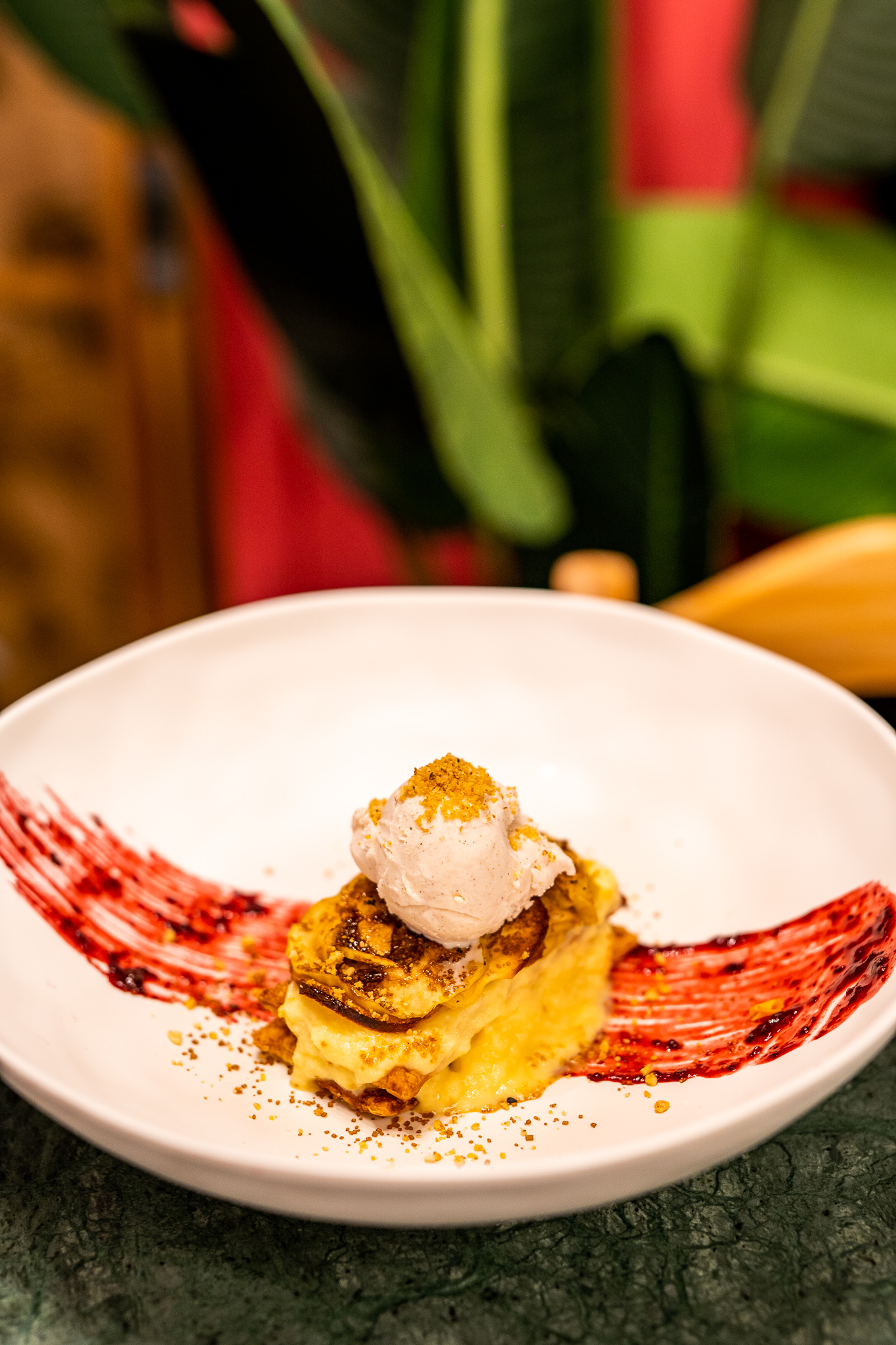 Tartelette aux pommes soufflées, glace au lait meringué