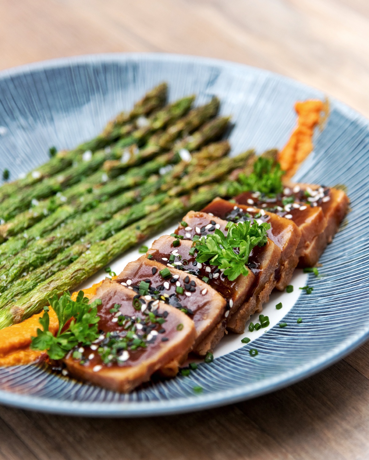 Tataki de atún rojo acompañado de espárragos trigueros y salsa romesco 