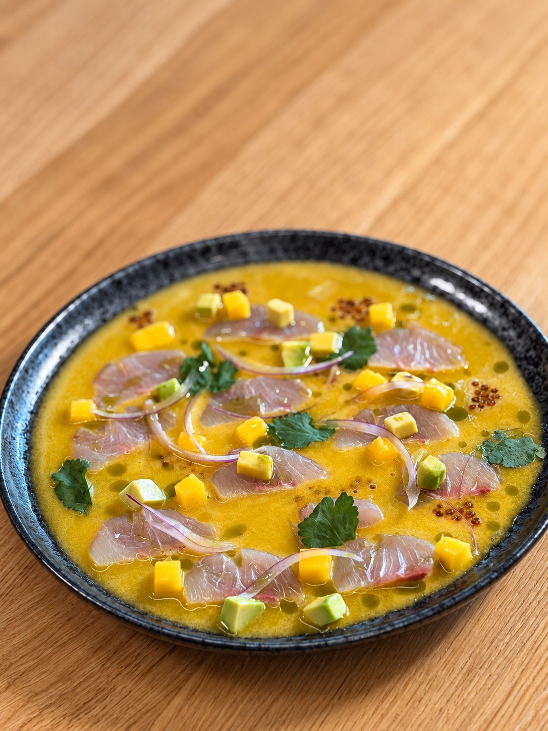 Tiradito di ricciola con mango e agrumi