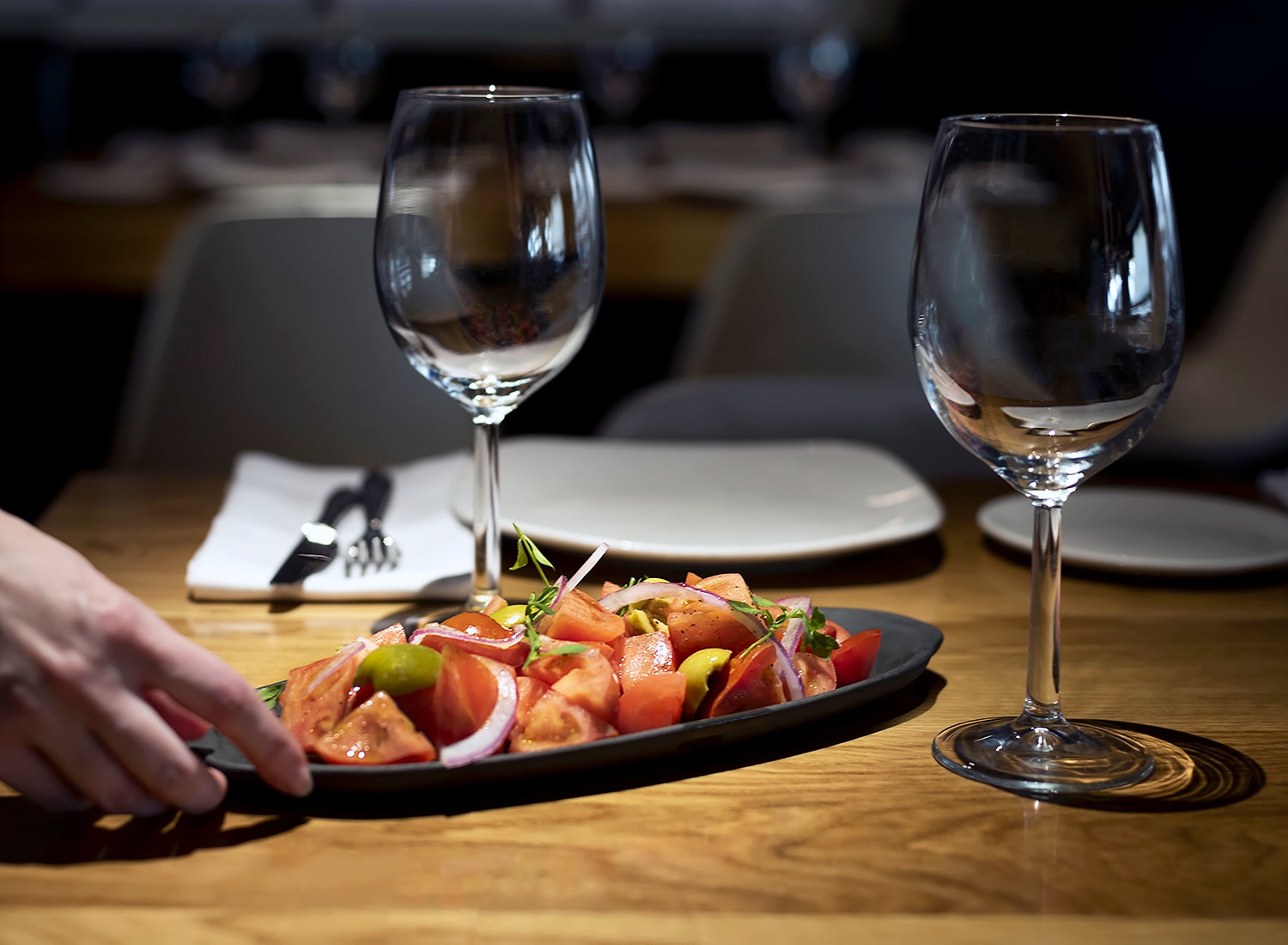 Tomate seleccionado con salicornia y cebolleta aliñado con aceite de oliva virgen extra y sal de escama