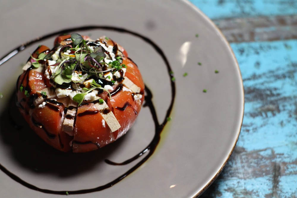 Tomate relleno de atún mechado, queso feta y vinagre balsámico