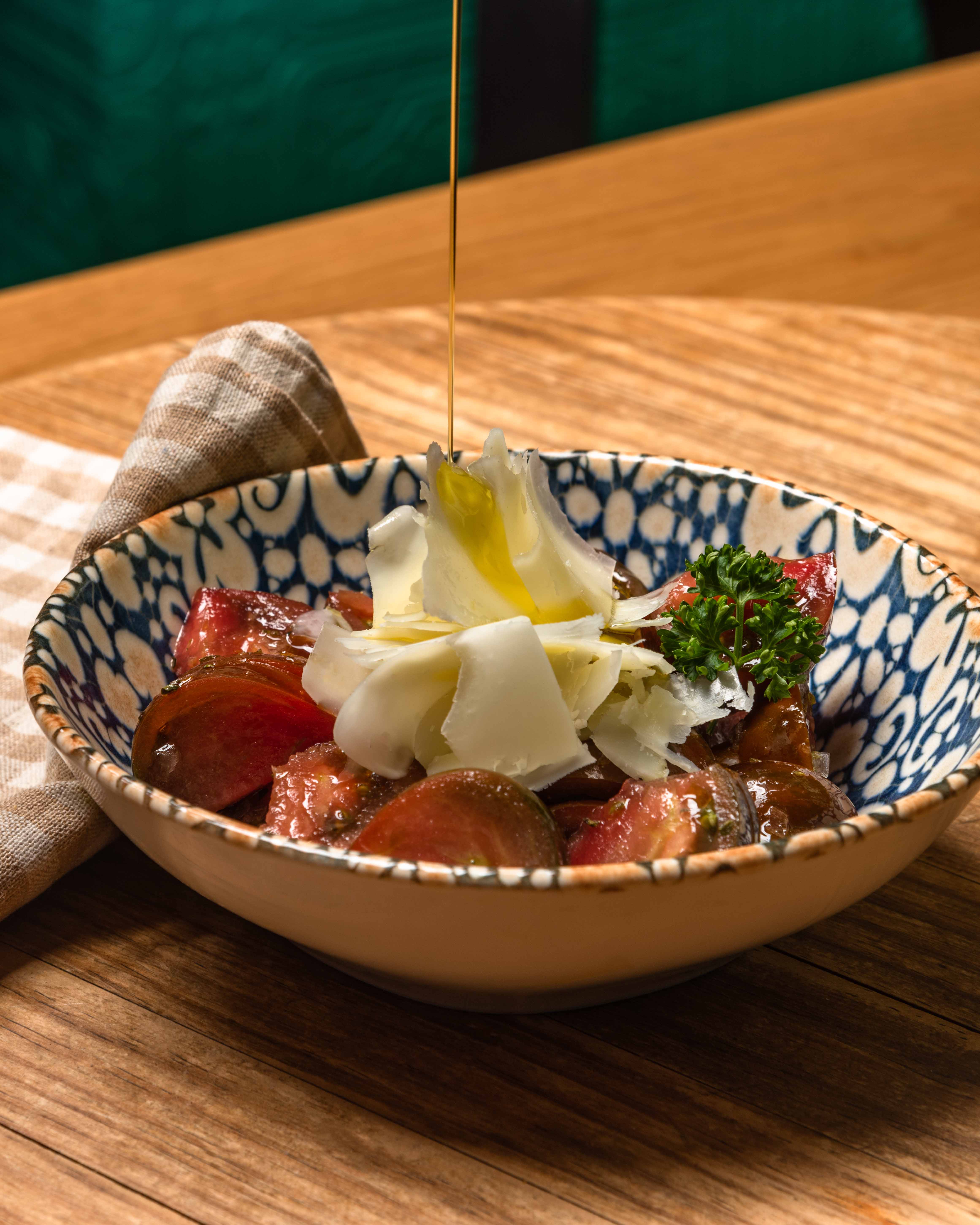 Extra tomato salad with Manchego shavings