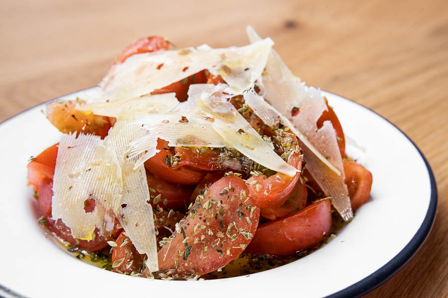 Premium tomato topped with Manchego cheese and oregano 