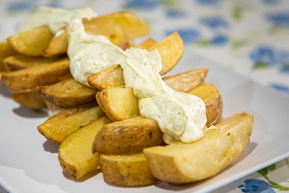 Patates fregides amb salsa calenta o aioli