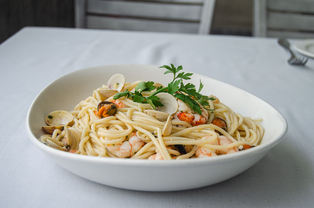 Спагетти с креветками, моллюсками, чесночным соусом