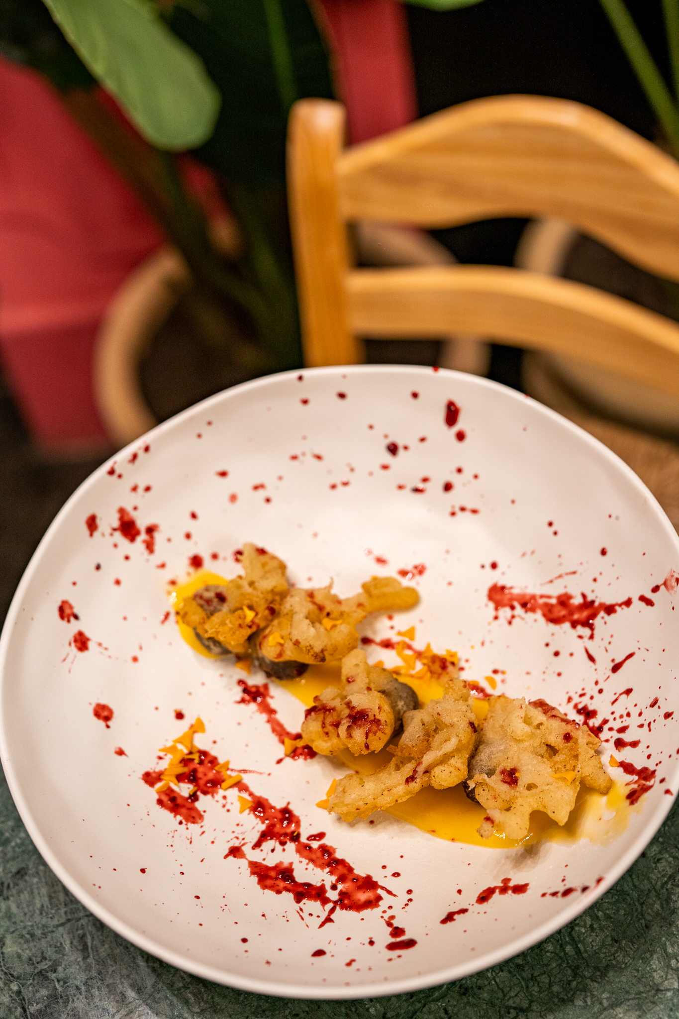 Truffes au chocolat tempura baignées de sauce à la vanille et de baies