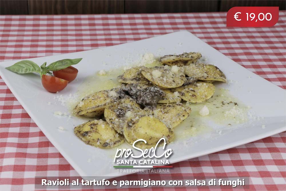 Ravioli al tartufo e parmigiano con salsa di funghi