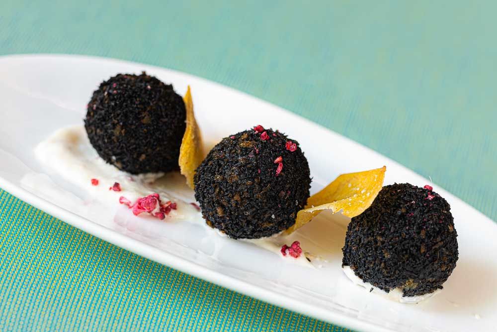Croquetas de chipirones sobre ajoblanco de piñones (3 uds)